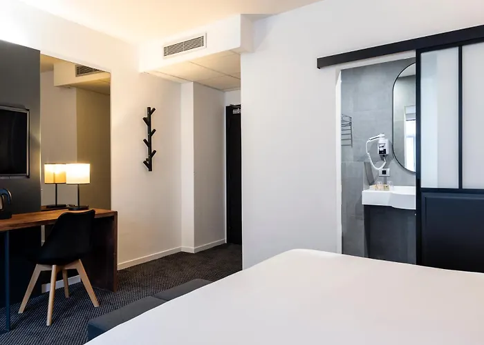 Aris Grand Place Hotel